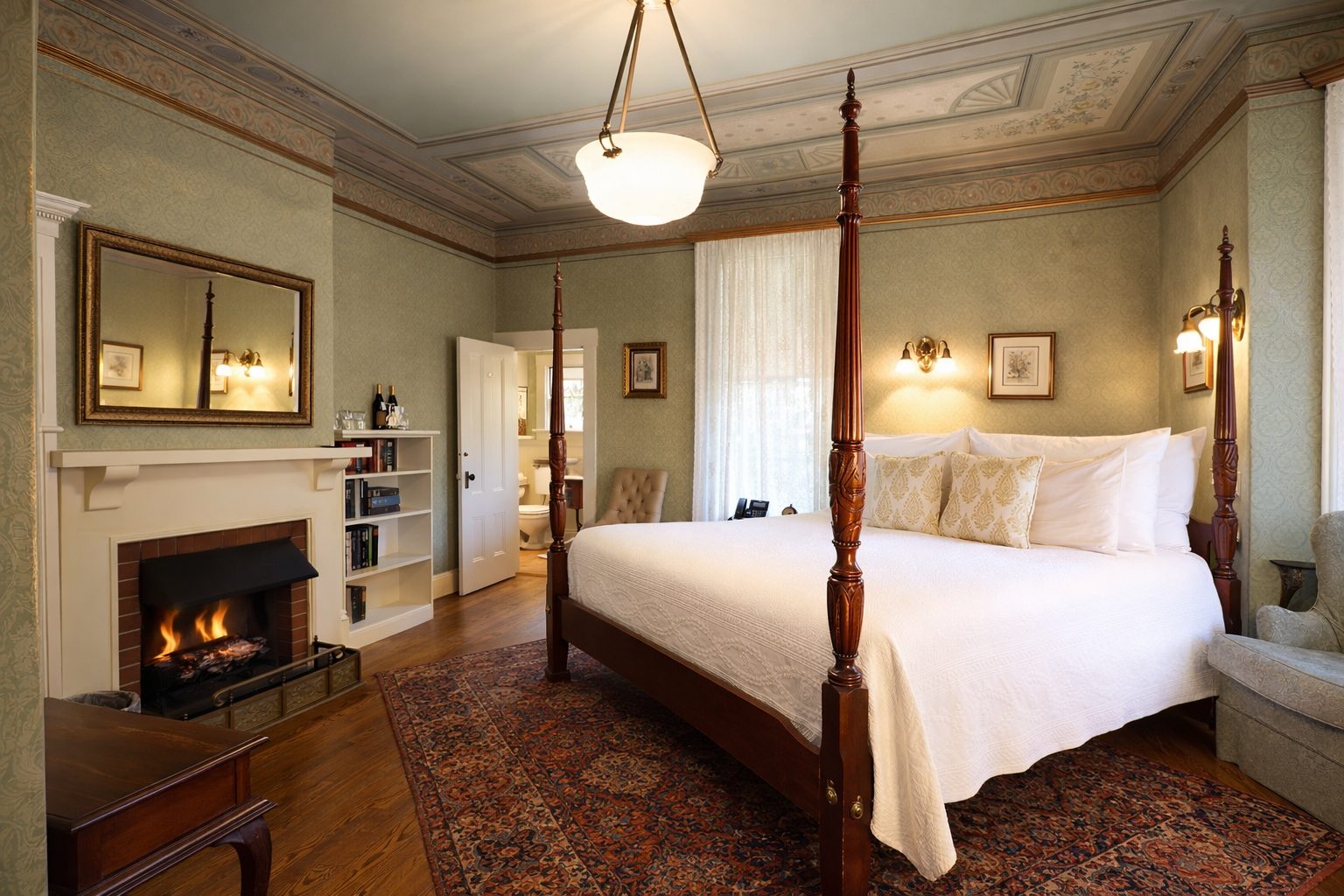The king four-poster bed in the Parlor Room