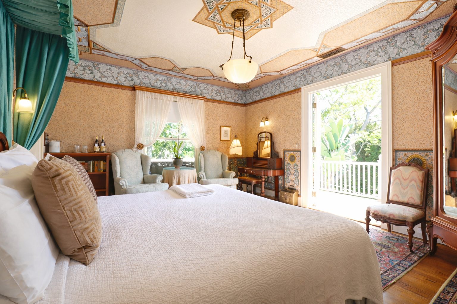 The king canopy bed and period wallpaper in the Robert & Julia Simpson Room